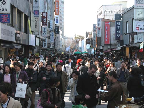 주말의 인사동거리는 인파로 넘쳐난다. 이 사람들이 모두 미술애호가들이라면 얼마나 좋을까? 